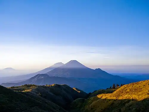 Uitzicht op de bergen Sindoro (3.136 m) en Sumbing (3.371 m) vanaf de top van de berg Prau (2.544 m).