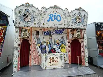 Nostalgische lachspiegeltent op de kermis te Antwerpen