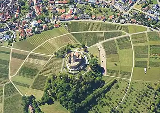Luchtfoto Weiler en Burg Steinsberg. Het zuiden is bovenaan de foto.