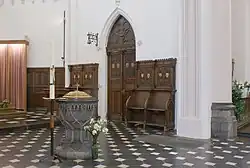 Doopvont en koorgestoelte