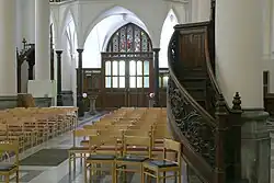 Middenbeuk, preekstoel en portiek