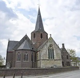 Oostgevel van de kerk met centraal het koor