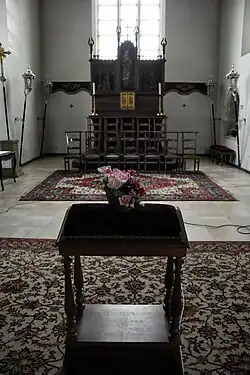 Het vergrote koor uit de 15e eeuw met altaar