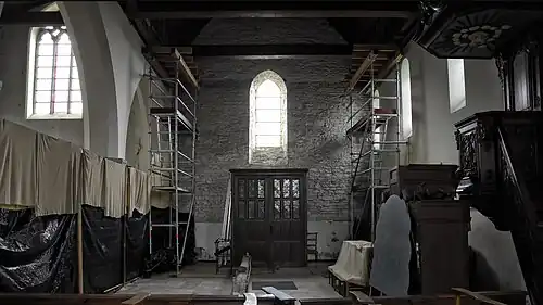 Oudste beuk met achteraan de vroeggotische westgevel en de neergestorte moerbalk op de vloer