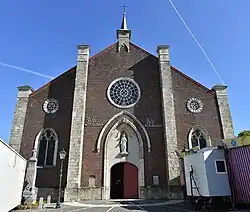 De voorgevel met steunberen