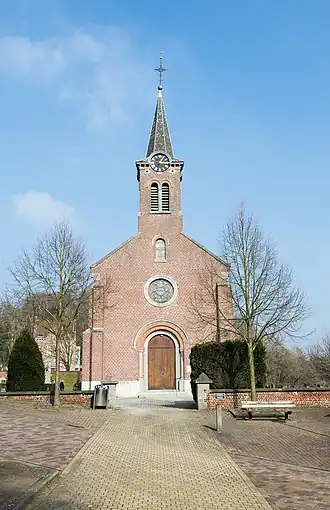 Kerk en toegang kerkhof