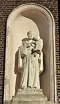 Antonius van Padua in de voorgevel