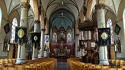 Het schip en priesterkoor