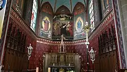 Het hoogaltaar met schilderij Betwisting van het Sacrament door Anselmus van Hulle