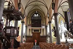 Preekstoel en kerkorgel