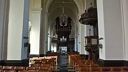 Achterzijde middenbeuk en kerkorgel