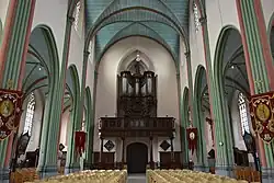 Achterzijde van het schip en het kerkorgel