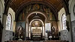 Het interieur met Onze-Lieve-Vrouw van Rust boven het zijaltaar links en Gertrudis rechts