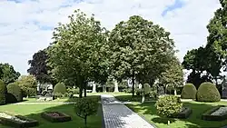 Het bedevaartspark van de kerk