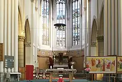 Altaar en koor van de kerk