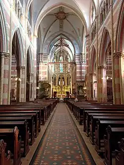 Middenschip gezien richting priesterkoor