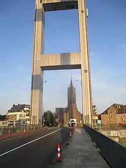 Sint-Jan-Baptistkerk vanop de Brielenbrug (2020)