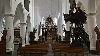 Schip en hoofdaltaar