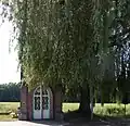 Sint-Jozefkapel met treurwilg
