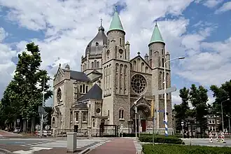 De kerk vanaf het Koningin Emmaplein (2020)