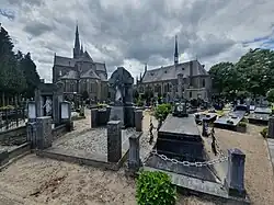 Links de Sint-Lambertuskerk, rechts de Congregatiekapel (2022)