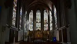 Het priesterkoor met het retabel