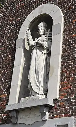 Paus Cornelius op de gevel van de Sint-Martinuskerk (Melle)