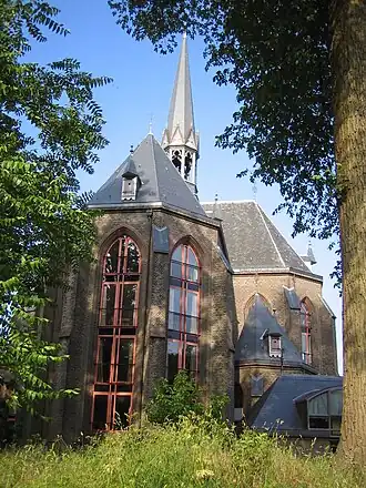 Achterzijde, de ramen van de appartementen zijn duidelijk te zien