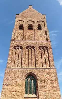 Sint-Martinuskerk in Ferwerd. Voorzijde van de toren. (detail).