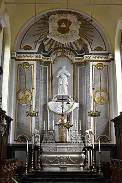 Het hoofdaltaar met de heilige Maurus