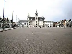 Zicht op het stadhuis en de Onze-Lieve-Vrouwekerk