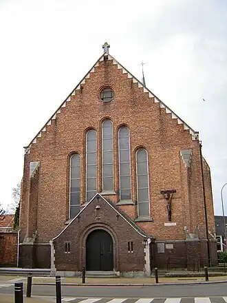 De voorgevel van het gebouw