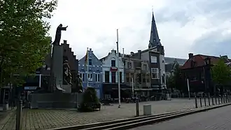 De Houtbriel met in de achtergrond de Sint-Nicolaaskerk