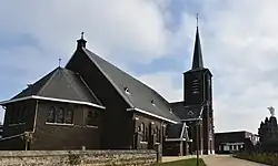 De Sint-Niklaaskerk met het schip uit 1939 op de voorgrond