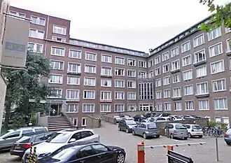 Het Sint-Niklaasziekenhuis gezien vanaf de Houtmarkt.