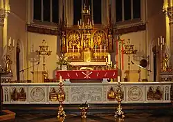 Koor met hoofdaltaar