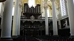 Achterzijde van het schip met oksaal