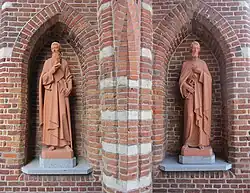 Beelden nabij de ingang