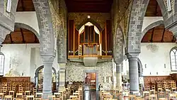 Achterzijde van het middenschip met kerkorgel