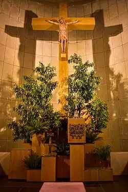Kruisbeeld in het priesterkoor