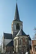 Parochiekerk Sint-Remigius met ommuurd kerkhof
