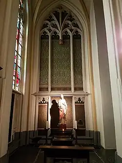 Neogotisch beschilderde oostwand en Heilig Hartbeeld