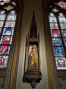 Sint-Barbarabeeld met neogotisch baldakijn