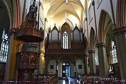 Het kerkorgel en preekstoel