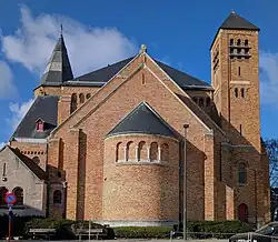 Koor van de neoromaanse kerk