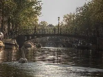 De Sint Jansbrug, gezien naar het zuiden. De brug op de achtergrond is de Varkenssluis. September 2013