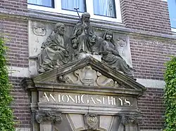 Detail poortje (1682) in de Julianavleugel