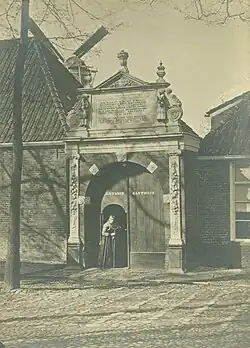 Bewoonster voor het gasthuis (ca. 1870)