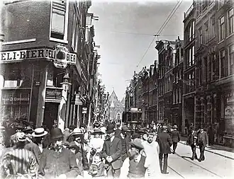 De Sint Antoniesbreestraat op de hoek met de Nieuwe Hoogstraat in 1919.