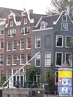 Drie rijksmonumenten naast elkaar, van rechts naar links nrs. 2 ,7-9 en 10 (2008)